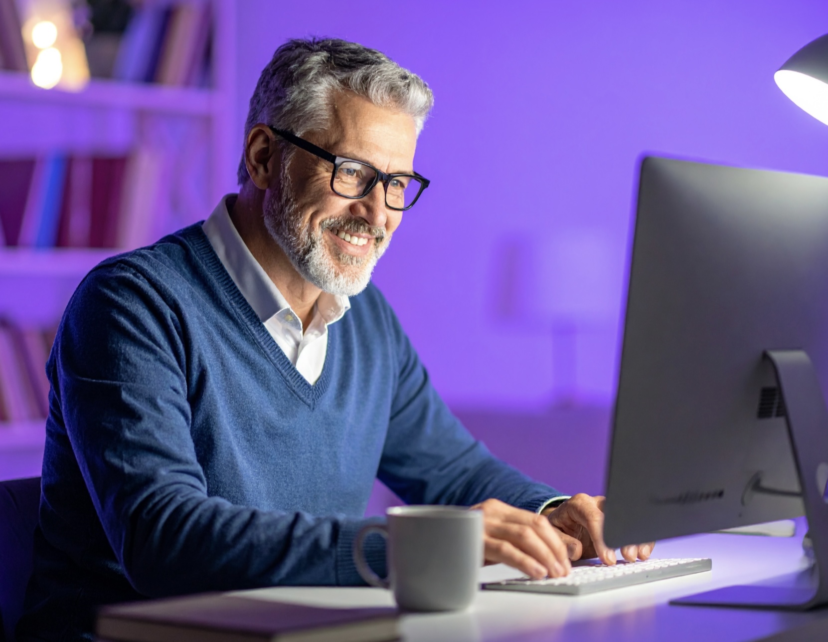 auteur qui écrit son roman jeunesse sur son ordinateur