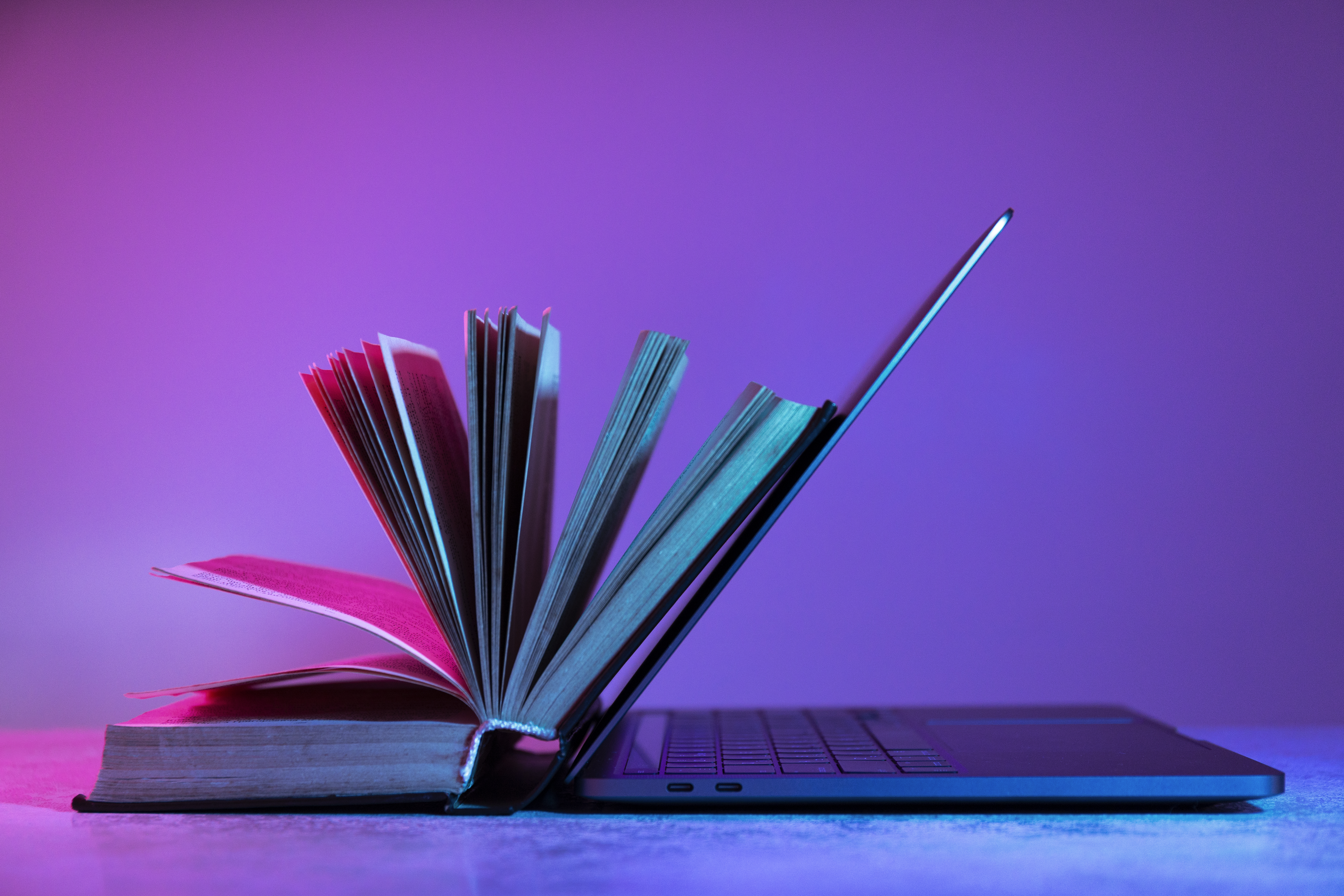 livre et ordinateur portable