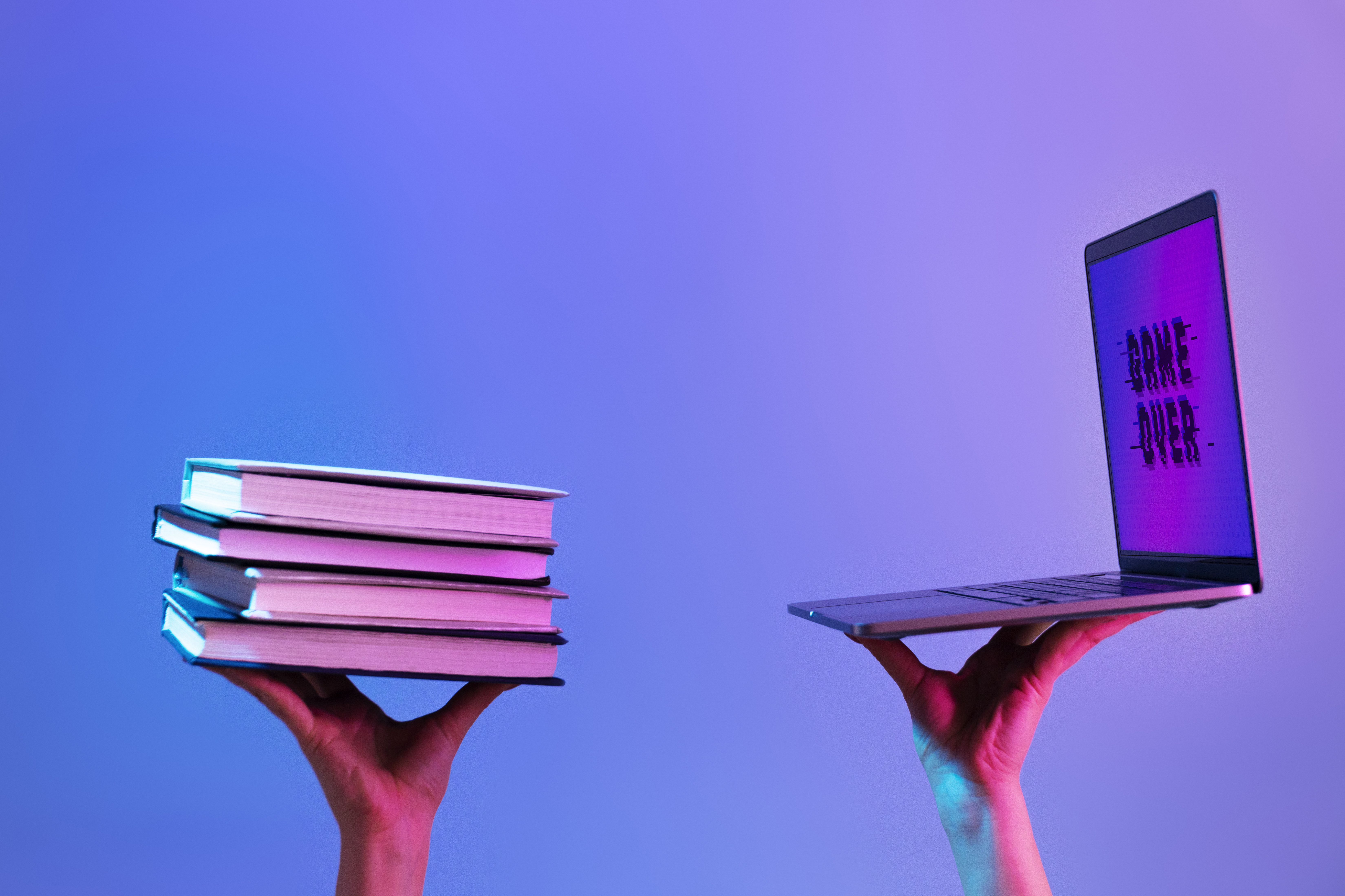 livres et ordinateur portable mis en avant