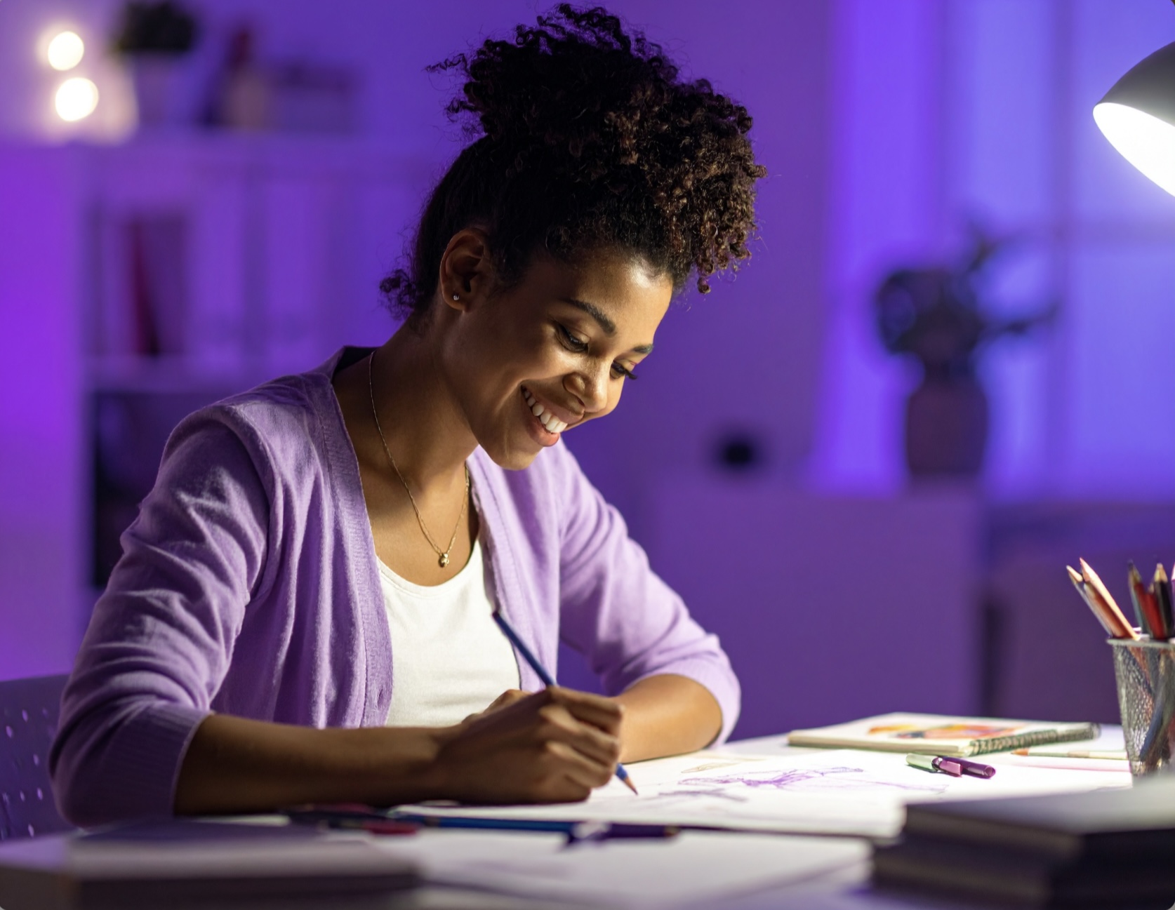 auteure jeunesse qui travaille sur son projet de livre pour enfants
