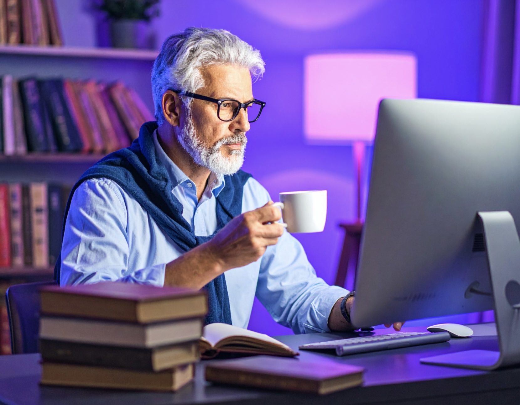 auteur en pause café qui regarde son site internet