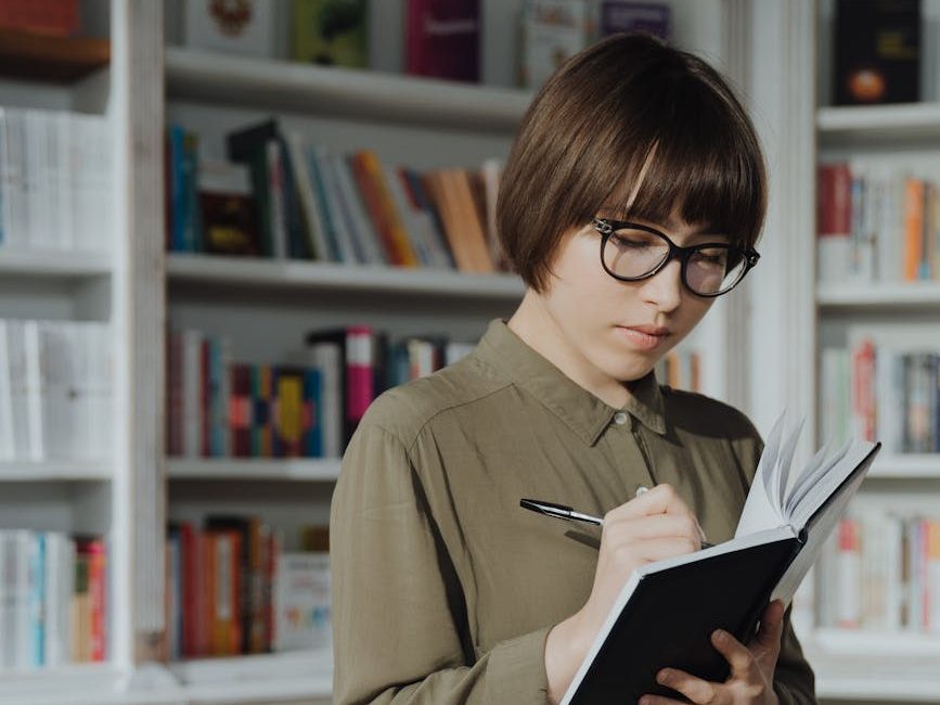 autrice qui écrit dans son carnet
