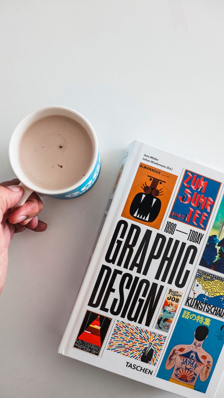 tasse de café et livre de design graphique