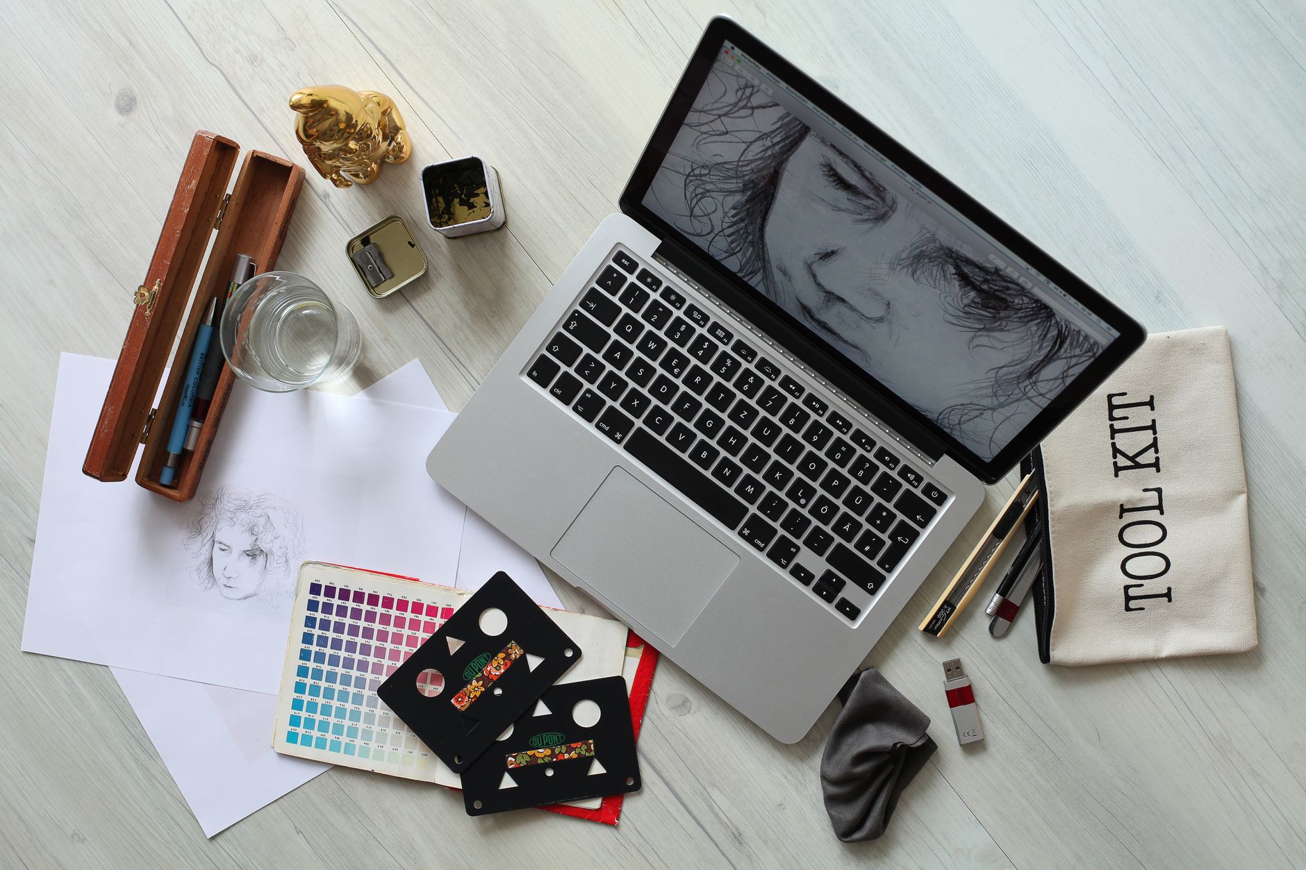 ordinateur ouvert sur une illustration dessinée à la main au format matriciel