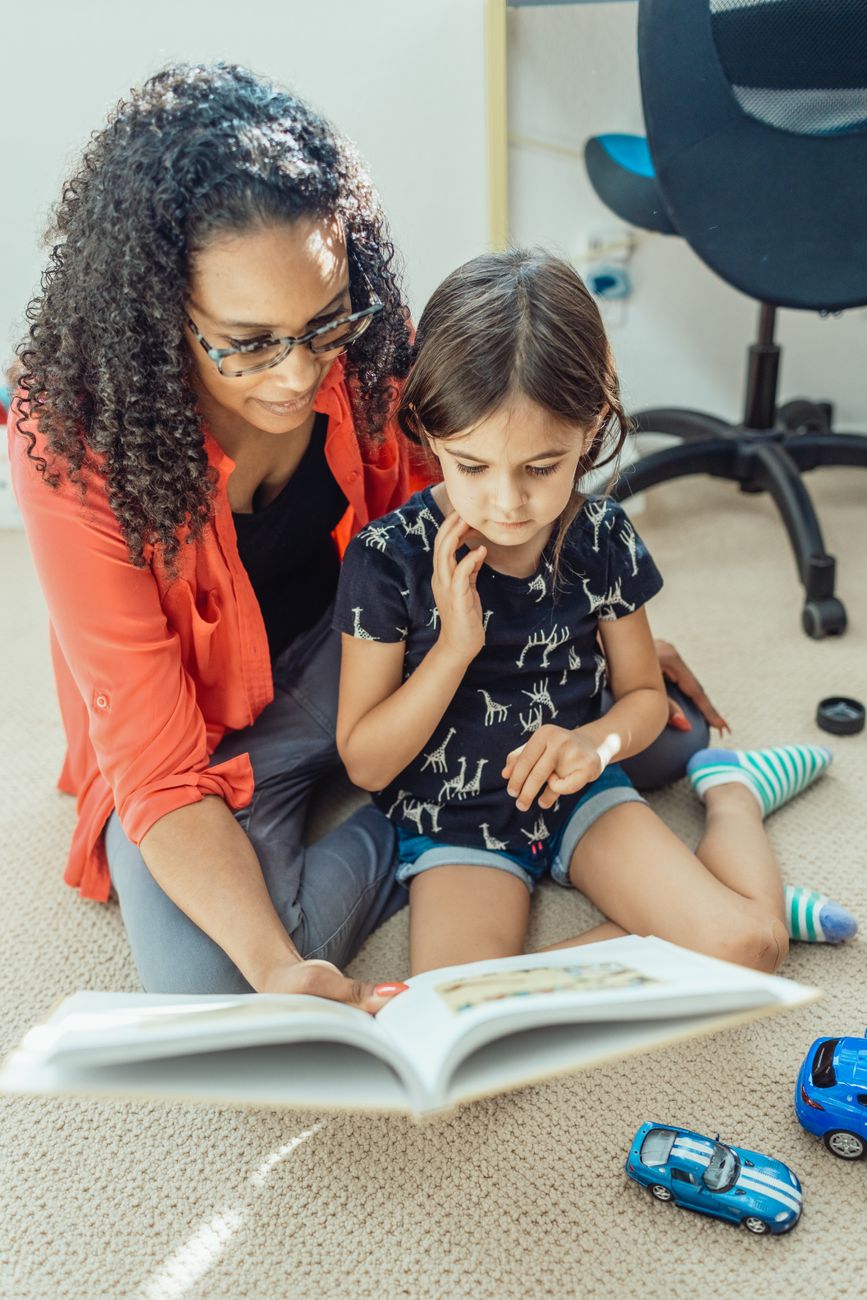 une maman et sa fille qui lisent un livre jeunesse ensemble