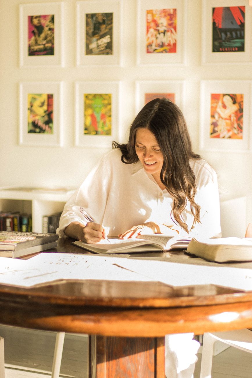 femme à son bureau qui écrit son roman